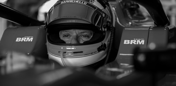 Ayrton Senna ao lado de capacetes na garagem